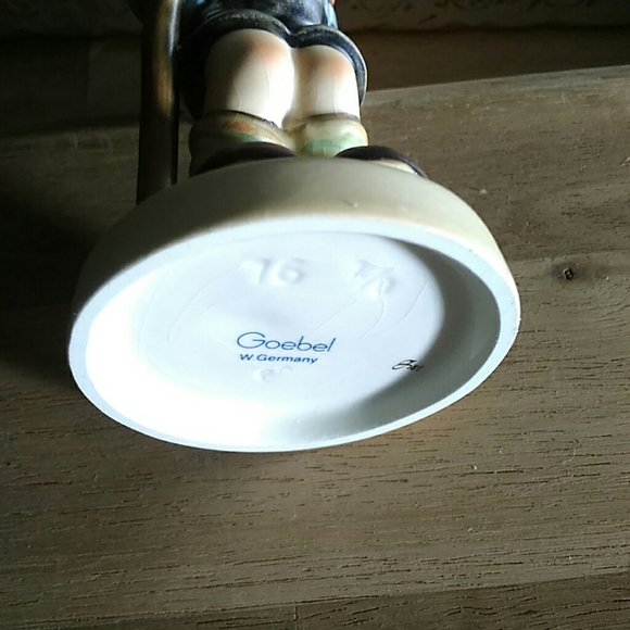 Hummel Figurine - Picture 4 of 4